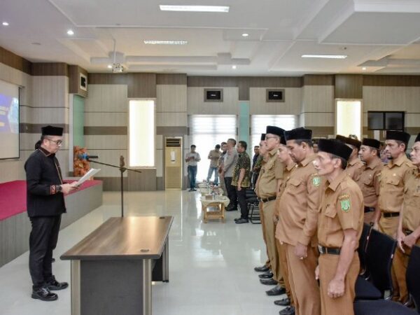 Pj Wali Kota Sabang lantik 13 penjabat Keuchik di Kota Sabang.